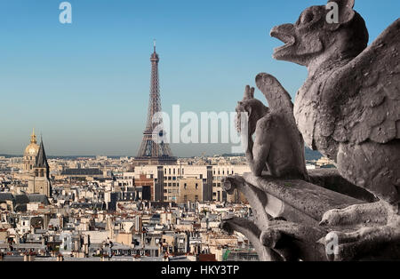 Eiffelturm und Chimären Blick auf Paris, Frankreich Stockfoto