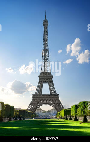 Metall-Eiffelturm und Champs de Mars in Paris, Frankreich Stockfoto