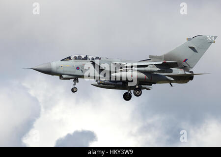 LEEUWARDEN, Niederlande - 8. April 2016: Royal Air Force Tornado GR4 Kampfjet Landung während der Übung Frisian Flag. Die Übung ist gucken Stockfoto