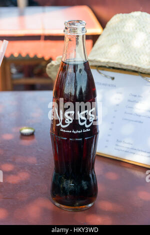 Marrakesch Marokko - 29. April 2016: Classic Flasche Coca-Cola mit arabischen Logo. Stockfoto