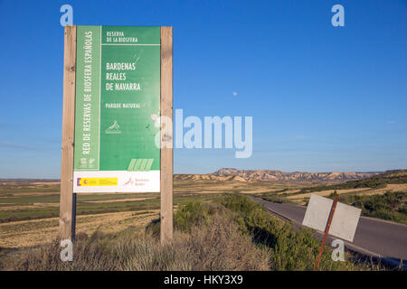 Eingangsschild zum Naturpark Bardenas Reales. Navarra, Spanien Stockfoto