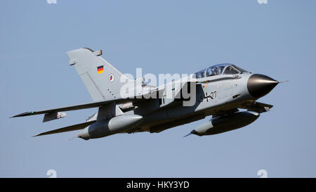 GILZE-RIJEN, Niederlande - SEP 7, 2016: Deutsche Luftwaffe Tornado-Bomber Jet machen einen schnellen Vorbeiflug über der airbase Stockfoto