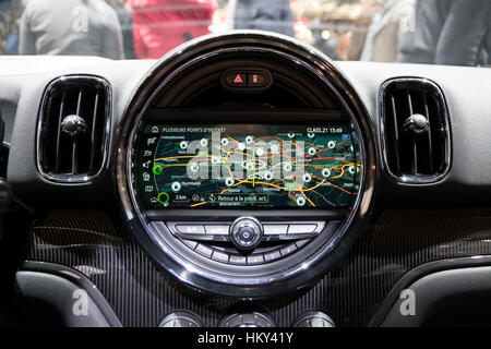 Brüssel - 19. Januar 2017: Dashboard-Navigation in einem Mini Cooper auf dem Display an der Motor Show in Brüssel. Stockfoto