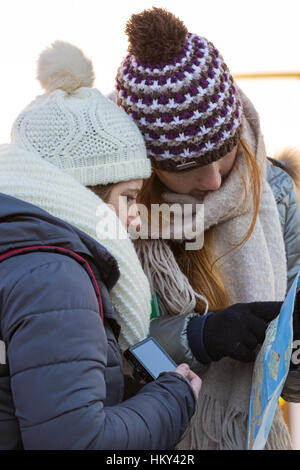 Zwei weibliche Touristen auf der Suche auf Karte in Venedig im Januar Stockfoto