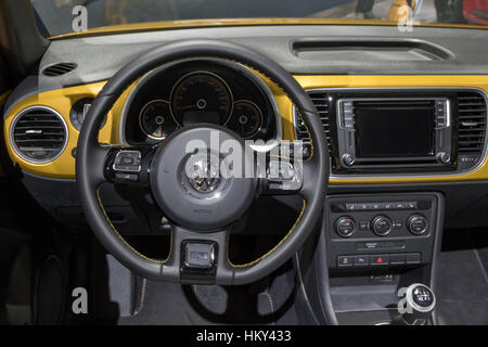 Brüssel - 19. Januar 2017: Innenraum Armaturenbrett VW Käfer Cabrio auf dem Display an der Motor Show in Brüssel. Stockfoto