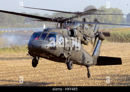 GRAVE, Niederlande - SEP 17: American Black Hawk-Hubschrauber anreisen in der Operation Market Garden-Gedenkstätte am Sep 17, 2014 Grave, Niederlande. Mark Stockfoto