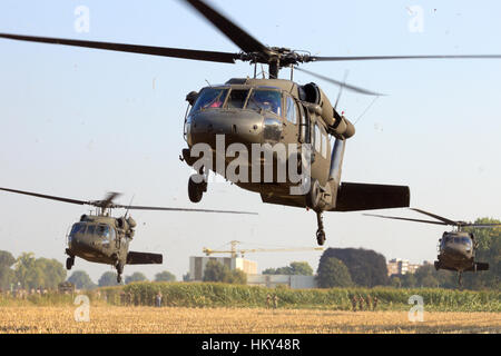 GRAVE, Niederlande - SEP 17: American Black Hawk Hubschrauber nehmen Sie an der Operation Market Garden-Denkmal am Sep 17, 2014 Grave, Niederlande. Mark Stockfoto