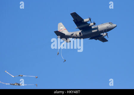 GROESBEEK, Niederlande - SEP 18: A USAF C-130 Hercules Fallschirmjäger von der 82. US-Luftlandedivision an der Operation Market Garden Memoria sinkt Stockfoto