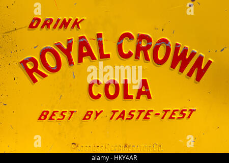 DEN BOSCH, Niederlande - 10. Mai 2015: Royal Crown Cola-Logo auf einem Vintage Automaten. Das alkoholfreie Getränk wird im Jahre 1905 von Claud A. Hatcher, entwickelt eine Stockfoto