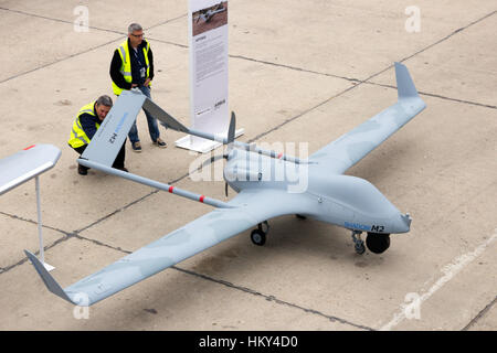 PARIS-LE BOURGET - 18. Juni 2015: A Textron Schatten M2 UAV mit Airbus Modifikationen bei der 51st International Paris Air Show. Stockfoto