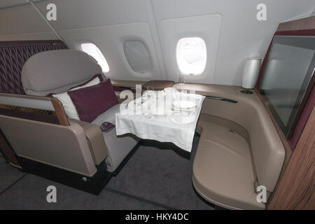 PARIS - 18. Juni 2015: First Class Sitz Ina Qatar Airways Airbus A380. Die A380 ist das größte Passagierflugzeug der Welt. Stockfoto