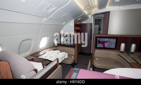 PARIS - 18. Juni 2015: Premium-Class-Kabine in Qatar Airways Airbus A350. Qatar Airways ist der erste Benutzer des A350 mit einem ersten Flug auf 15 Janu Stockfoto