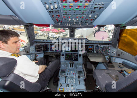 PARIS - 18. Juni 2015: Qatar Airways Airbus A350 XWB Cockpit. Qatar Airways ist der erste Benutzer des A350 mit der Erstflug am 15. Januar 2015. Stockfoto