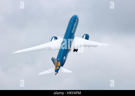 PARIS - 18. Juni 2015: Eine steile ausziehen aus der neuen Boeing 787-900 Dreamliner von Vietnam Airlines. Stockfoto