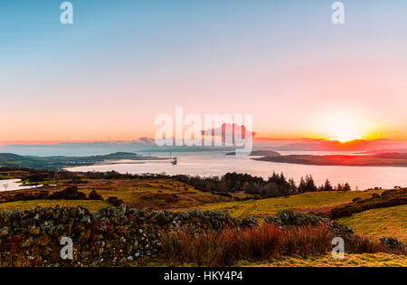 Panoramablick von der Clyde-Mündung, die Cumbrae und Arran in der Ferne wie die Sonne untergeht. Hoch über Largs entnommen Stockfoto