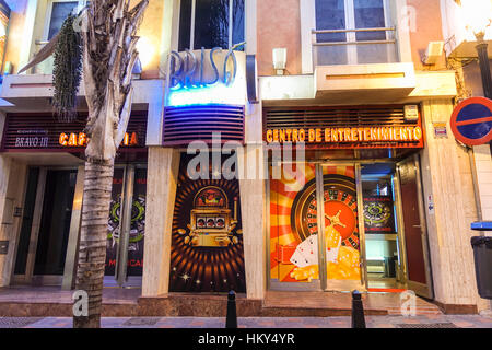 Fassade des eine kleine Gaming Center Casino Glücksspiel. Fuengirola, Spanien. Stockfoto