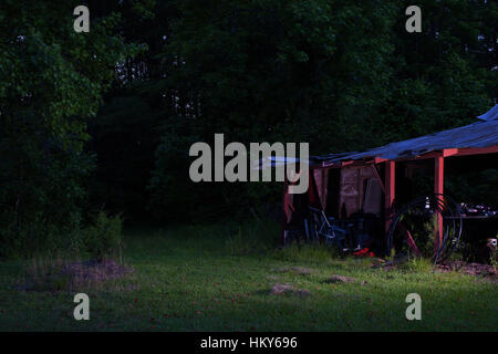 Alter Bauernhof in der Nähe eines Waldes, das Fäulnis ist vergossen Stockfoto