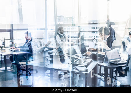 Business-Teams arbeiten in modernen Firmenzentrale. Stockfoto