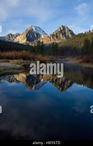 Burg (11.815 Fuß) und Merriam (10.920) Gipfel spiegeln in einem Biber Teich im Little Boulder Creek Valley. Sawtooth National Recreation Area, Idaho. Stockfoto