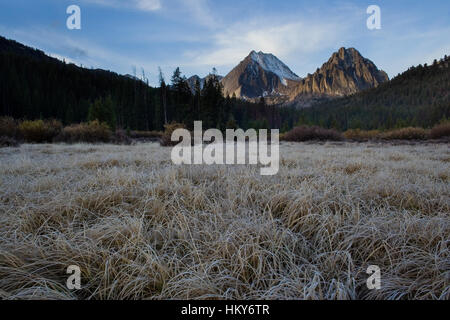 Burg (11.815 Fuß) und Merriam (10.920) Gipfel spiegeln in einem Biber Teich im Little Boulder Creek Valley. Sawtooth National Recreation Area, Idaho. Stockfoto