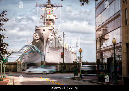 Die Kreuzung der Straßen Boush und West Plume in Norfolk, Virginia mit der USS Wisconsin im Hintergrund. Stockfoto