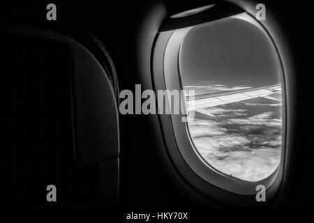 Weil das gesamte Flugzeug dunkel war und der High School Kid sitzen neben mir, das Spiel mit ihrem iPad gab mir einen bösen Blick, wenn ich den Schatten, Tak geknackt Stockfoto