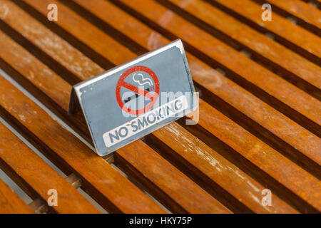 KEIN Rauchen Zeichen auf Holztisch Stockfoto