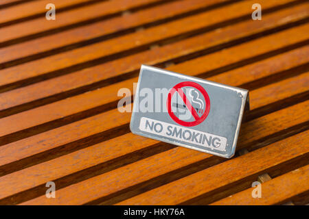 KEIN Rauchen Zeichen auf Holztisch Stockfoto