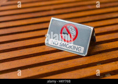 KEIN Rauchen Zeichen auf Holztisch Stockfoto