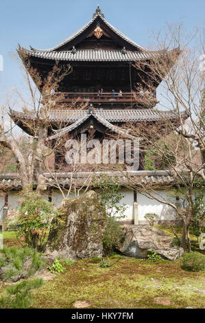 Kyoto, Japan. Ein Blick aus dem Garten der Tenju-ein Tempel in Richtung der großen San-Mon Eingangstor am Nanzen-ji Stockfoto