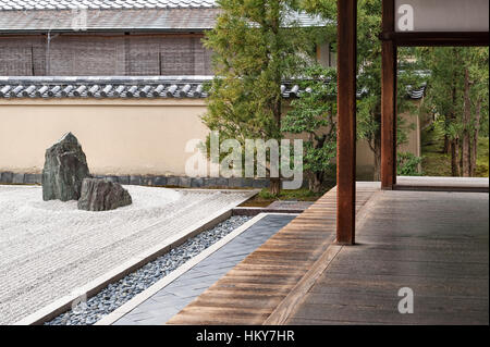 Kyoto, Japan. Detail des Ryogen in Zen-buddhistischen Tempel, Teil des Daitoku-Ji-Tempel-Komplex. Der "Kran-Insel" im Isshidan Garten Stockfoto