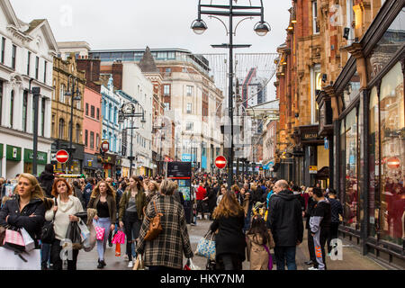 LEEDS, UK – 19. Dezember 2015-Weihnachts-Einkäufer auf belebten Straßen in Leeds im Dezember Stockfoto