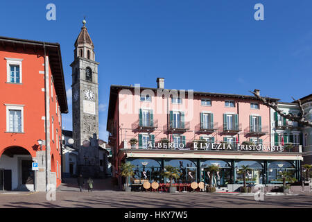 Seeufer mit Chiesa Santi Pietro e Paolo (St. Peter und Paul Kirche). Ascona, Schweiz Stockfoto