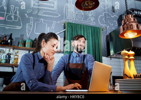 Die Barkeeper Barista-Frau mit einem Laptop bei der Arbeit im restaurant Stockfoto