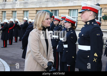 Justine Greening, MP für Putney inspiziert die königliche marine jüngstere Söhne (SCC). Königliche marinen Schutzgebieten aus der City of London sind die Honorary Freeman ausgezeichnet. Stockfoto