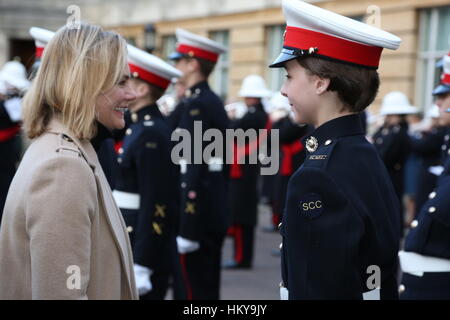 Justine Greening, MP für Putney inspiziert die königliche marine jüngstere Söhne (SCC). Königliche marinen Schutzgebieten aus der City of London sind die Honorary Freeman ausgezeichnet. Stockfoto