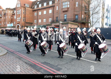 Königliche Marine Reserven aus der City of London marschieren durch die Straßen vor der Verleihung den Honorary Freeman Stadtteil Wandsworth auf eine Stockfoto