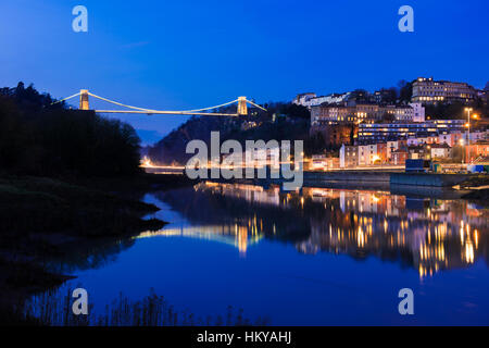 Bristol-Skyline in der Abenddämmerung mit Clifton Suspension Bridge über den Fluss Avon England. Stockfoto