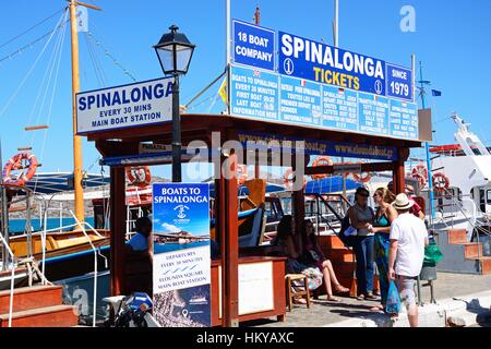 Spinalonga Reise Buchungsbüro mit Booten nach hinten, Elounda, Kreta, Griechenland, Europa. Stockfoto