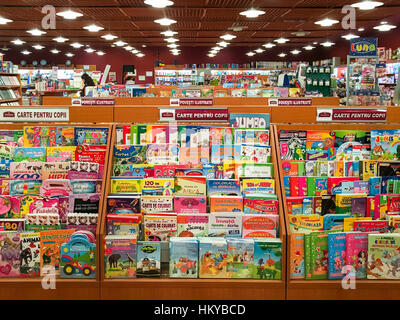 Bukarest, Rumänien - 29. April 2016: Kinderbücher zum Verkauf auf Bibliothek Regal. Stockfoto