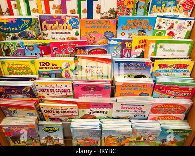 Bukarest, Rumänien - 29. April 2016: Kinderbücher zum Verkauf auf Bibliothek Regal. Stockfoto