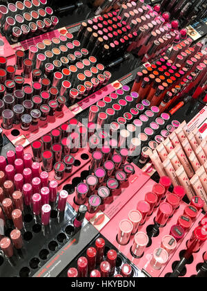 Bukarest, Rumänien - 30. Mai 2016: Kosmetische Produkte zum Verkauf im Mode-Beauty-Shop-Display. Stockfoto