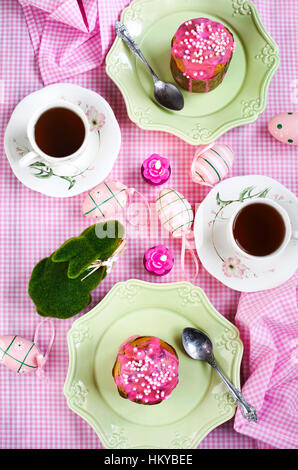 Osterkuchen am festlichen Ostertisch. Ostern Tischdekoration. Stockfoto