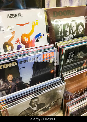 Bukarest, Rumänien - 1. Dezember 2016: Vinyl zeichnet mit berühmten Musik zum Verkauf im Musik-Medien-Shop. Stockfoto