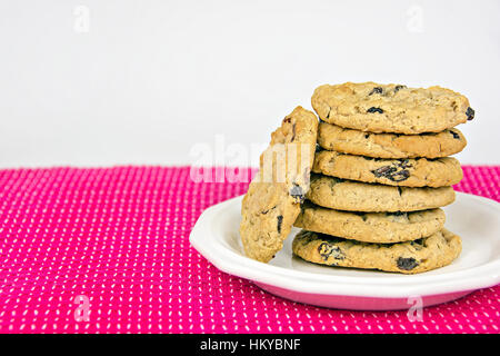 Stapel von Haferflocken Cookies mit Rosinen auf weißen Teller Stockfoto