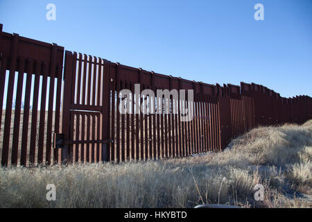 Grenze Zaun mit Tor in der Nähe von Nogales Arizona Stockfoto