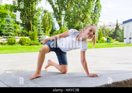 Niedliche Mädchen zieht Kreide auf Asphalt im Sommer Stockfoto