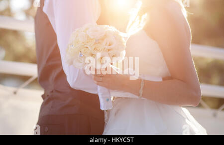 Braut, Bräutigam und weißen Brautstrauß in Hochzeitstag Stockfoto