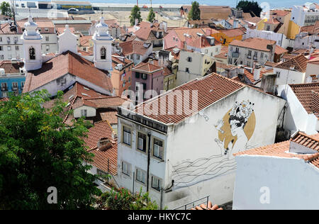 Santa Apolonia Passagier terminal, Igreja de São Miguel Kirche, Blick vom Castelo Sao Jorge, Tagus Fluss, Alfama, Lissabon Stockfoto