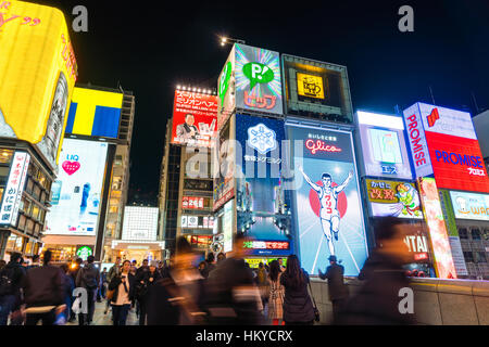 Osaka, Japan - 30. November 2015: Dotonbori Vergnügungsviertel. Dotonbori ist eines der wichtigsten Touristenziele in Osaka Japan. Stockfoto